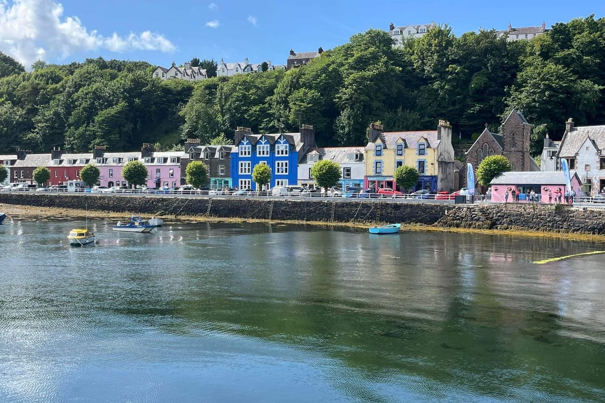 The MacDonald Arms Hotel on Tobermory harbour front